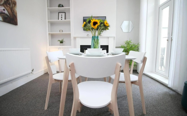 City House by Stay South Wales - sleeps 4