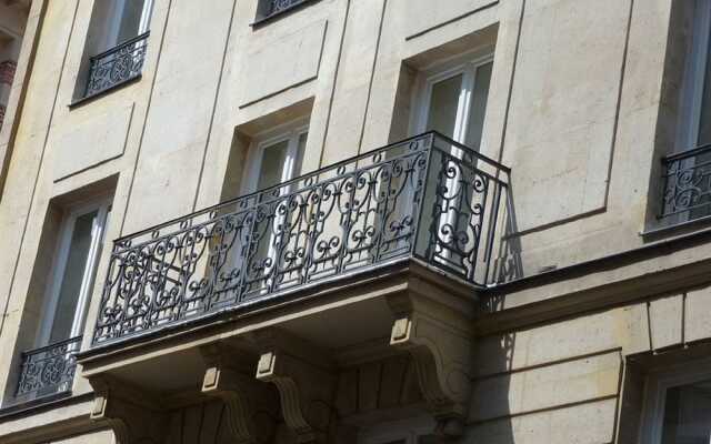 Отель Hôtel Helussi вид на фасад