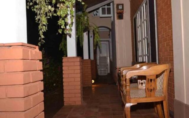 Отель Guest House Sujatha Канди вид на фасад