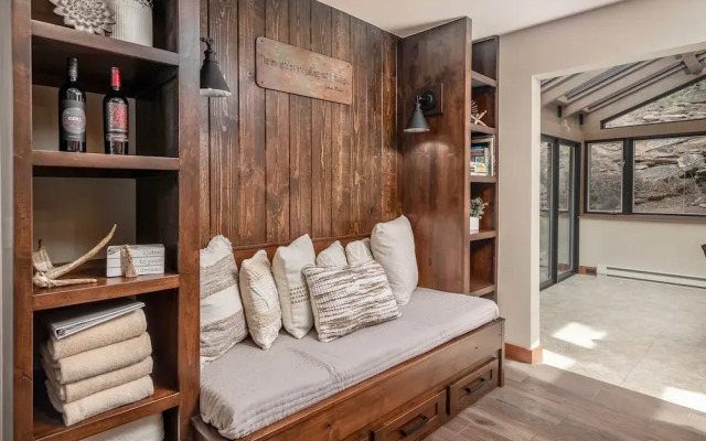 Breiding Upper Luxury Vacation At Windcliff 2 Bedroom Home by RedAwning