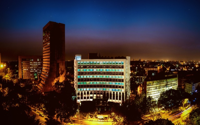 Отель The Park New Delhi вид на фасад