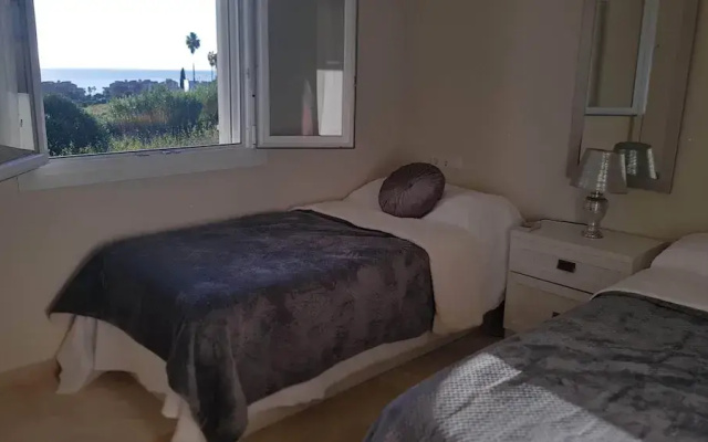 Apartmentsleeps4-pool-bbq-garden-ac
