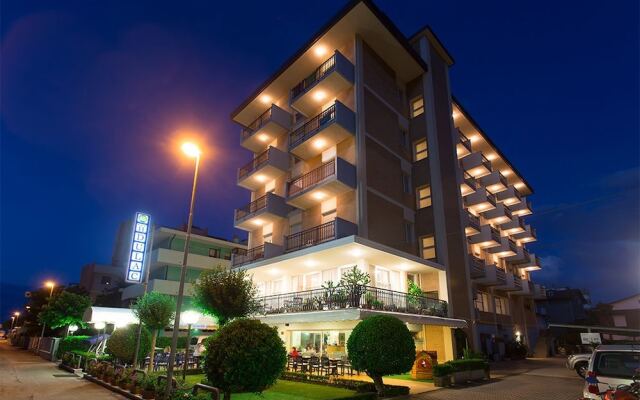 Hotel Du Lac Римини вид на фасад