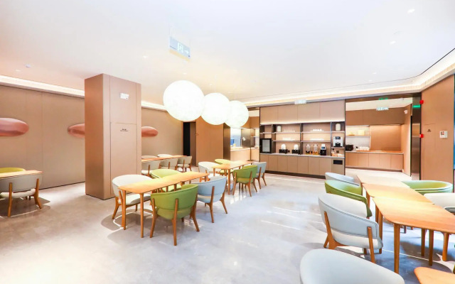 JI Hotel (Yancheng High-Speed Railway Station Baolong Square)