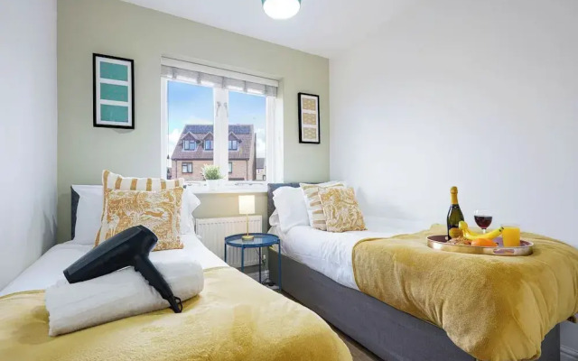 3 Bed House - Sleeps 7 - Garden - Parking - Wifi