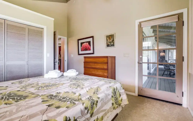 Honomu Home w/ Screened Lanai + Ocean Views!