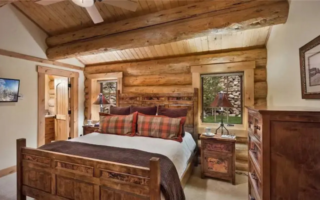 Panorama Lodge North: Luxury Log Home with Hot Tub, Elevator, Views (5BR)