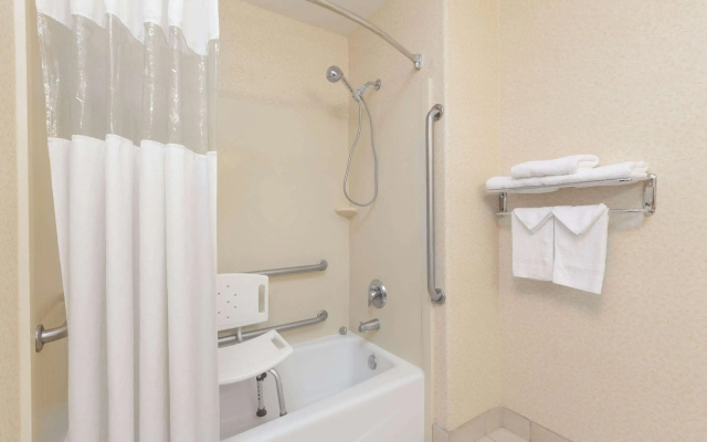 Howard Johnson by Wyndham Bakersfield