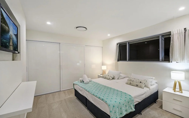 Just in Paradise Waterfront 5 Bedroom Deluxe House Central Broadbeach