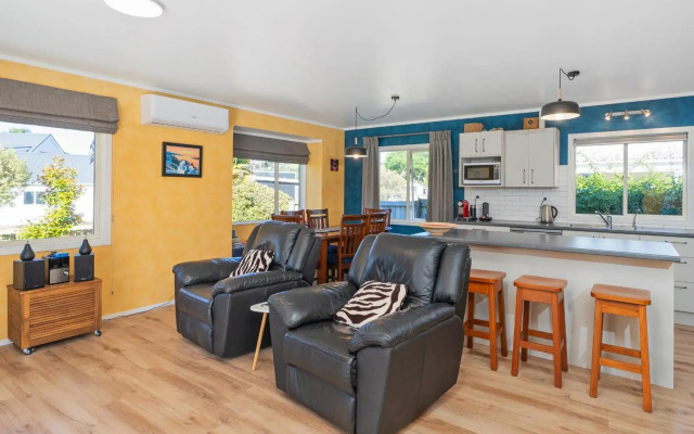 Nest by the Beach - Cooks Beach Holiday Home