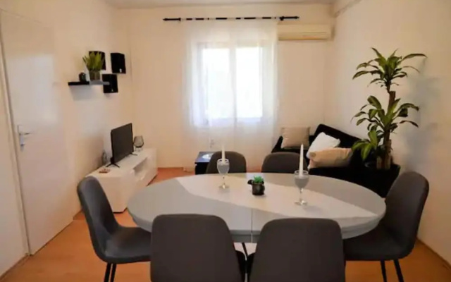 Beachside Apartment - Sleeps 5, Parking & Views