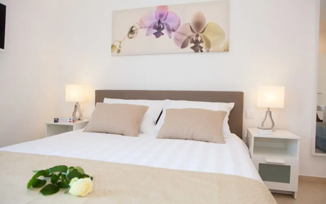 Split Summer Lounge Apartments