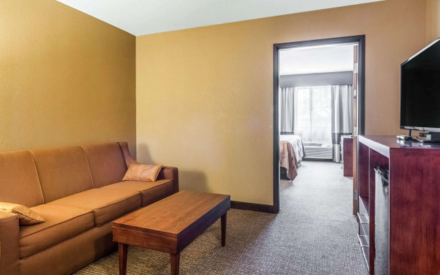 Quality Inn & Suites Salem near I-57