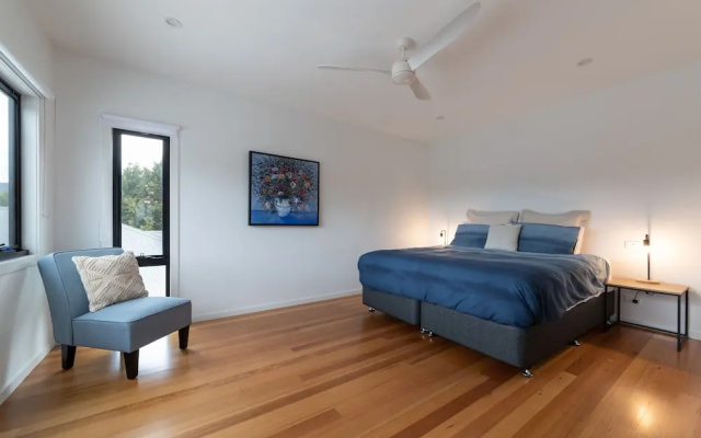 Balcony to Bogong - modern house ten minute stroll to town