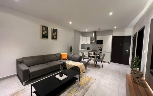 Fantastic Luxury Gem-5star Location, Pool, Gym