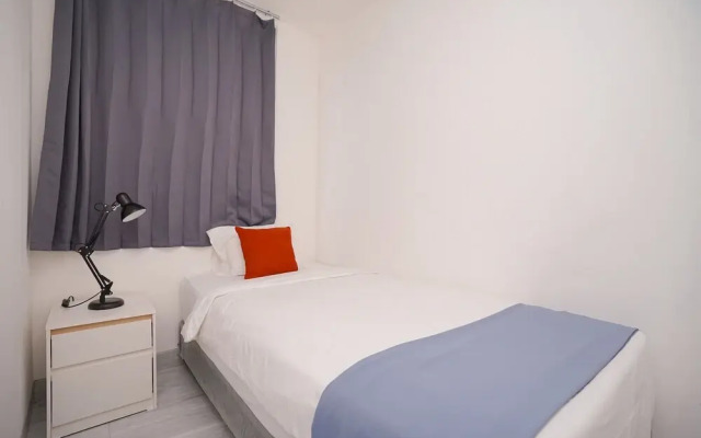Good and Cozy 2BR at Collins Boulevard Apartment