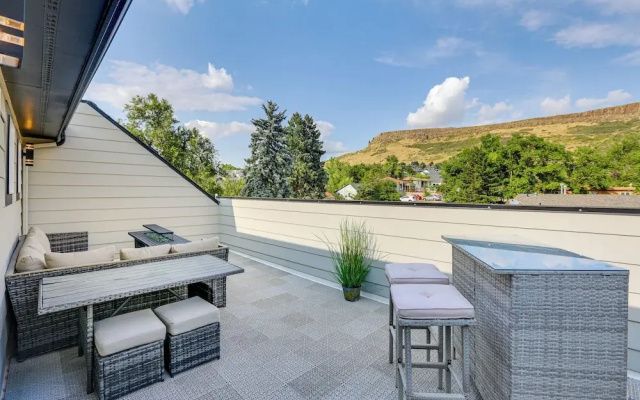 Hot Tub & Mtn-view Rooftop Deck: Golden Home