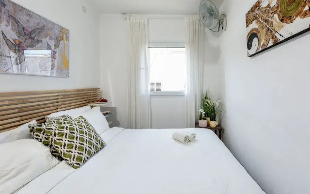 Modern Loft Retreat with Rooftop by Sea N Rent