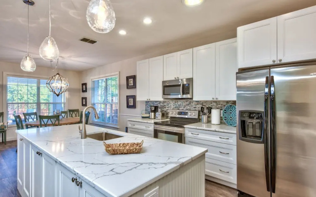 Sardinia Vacation Rental: Delightful Coastal Home near Vanderbilt Beach. Relax in a Private Pool and Spacious 4-BR Retreat with Modern Amenities. Ideal for Families. Minutes from Mercato and Local Attractions