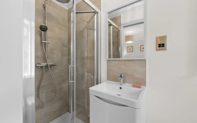 Spacious 3BR Flat in Stroud Haven