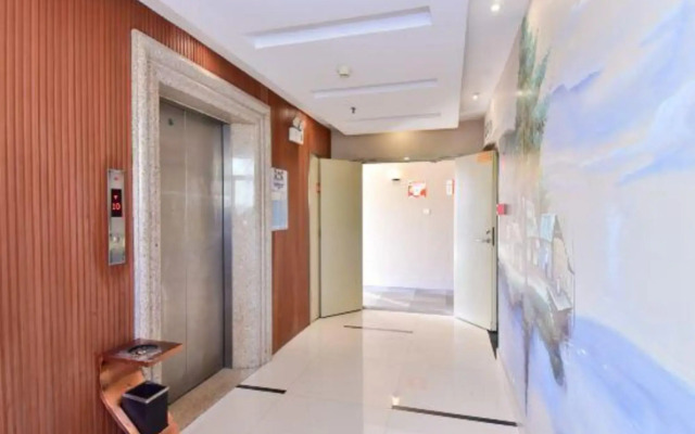 A Home Chain Hotel (Jinjiang Airport Huzhong)