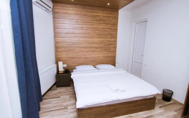 Standard Double room (full double bed) · Victoria Inn Tbilisi Hotel — photo 1
