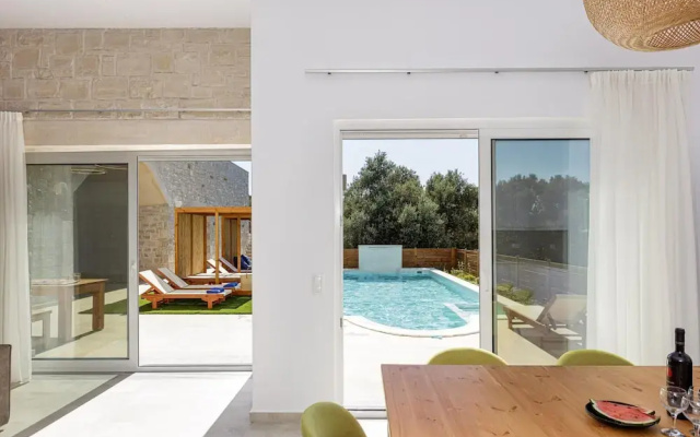 Mandana Villa - With Heated Pool Jacuzzi