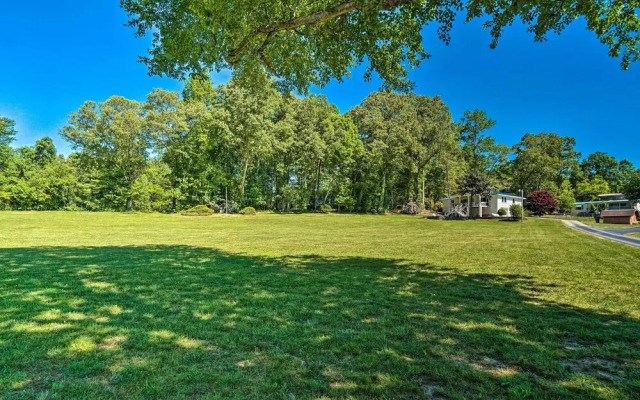 Hayesville Lake Getaway w/ Balcony & Mtn Views!