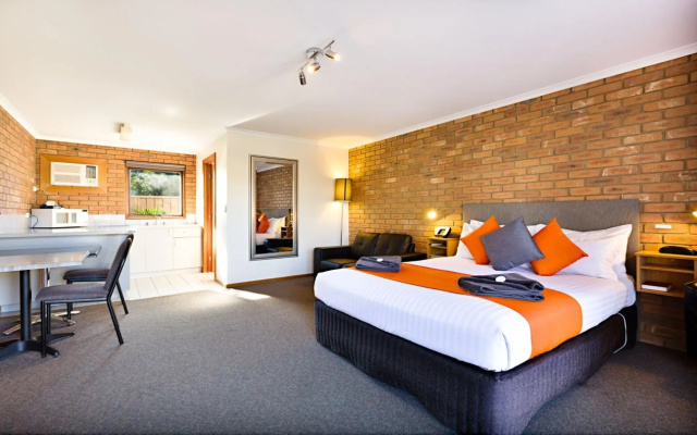 Statesman Motor Inn