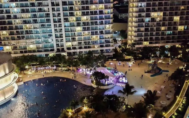 Azure Wavepool C7 Balcony, Wifi, Near Mall Airport