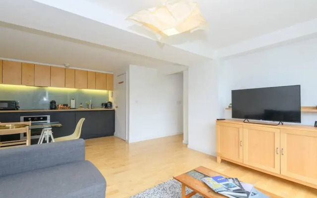 Leeds - Sleeps 4 - Free Parking
