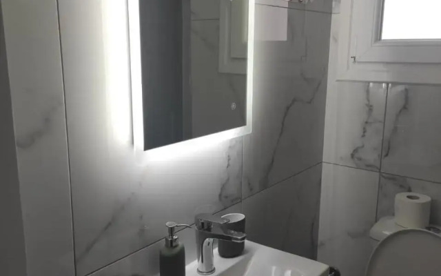 Sleek & Sunny Athenian Penthouse 5min from metro