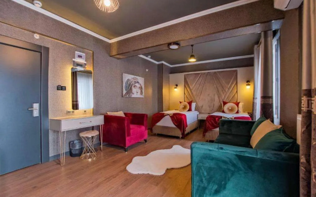 Moonday Hotel