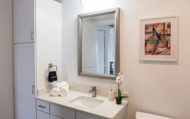 1 BR Uptown Apt close to shopping by Frontdesk