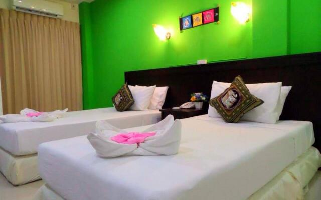 Отель Thana Patong Guesthouse вид на фасад