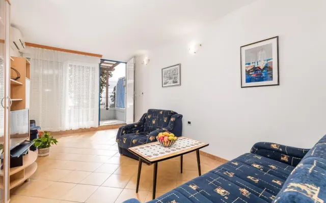 Stunning Apartment in Icici With Wifi and 1 Bedrooms