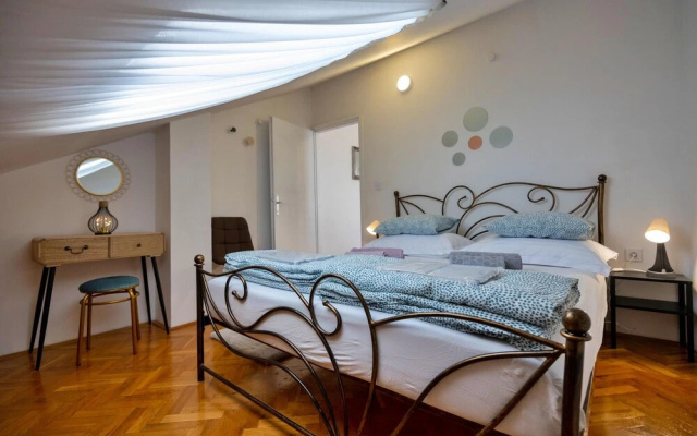 Beautiful Apartment in Makarska With Wifi and 2 Bedrooms