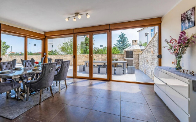 Awesome Home in Liznjan With Wifi and 2 Bedrooms