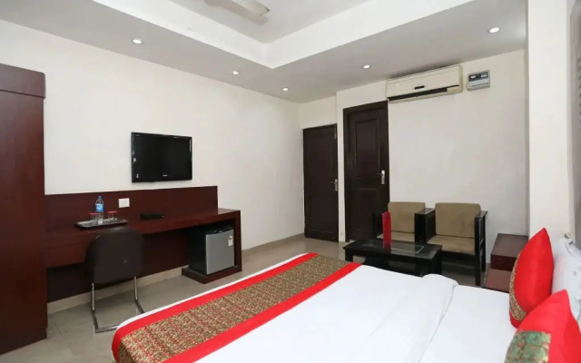 OYO Premium Swaroop Nagar