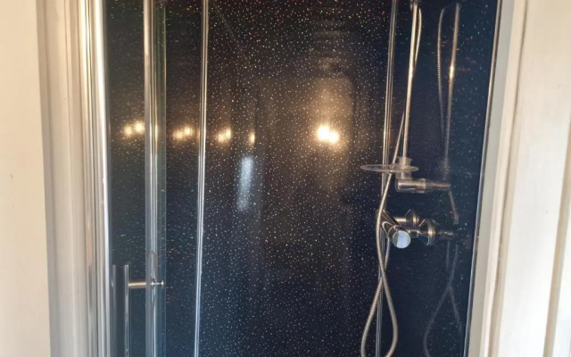 Cabin - Sleeps 2 hot tub & Parking