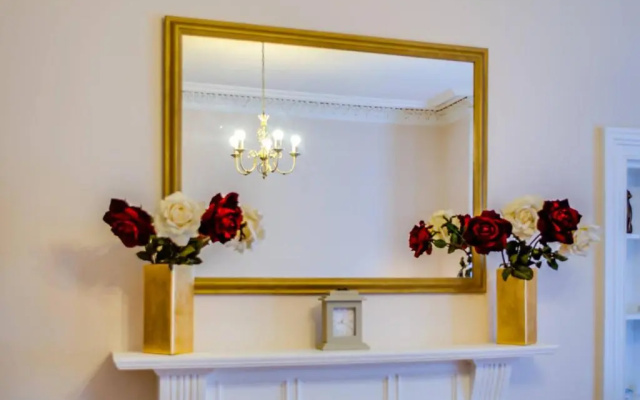 Spacious 3BR Apt moments from the Meadows & Old Town