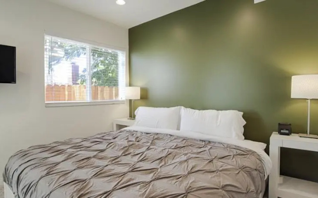 Globe Suites off Main