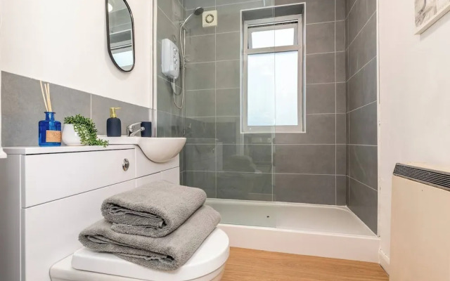 Sleek City Getaway - Walkable & Free Parking