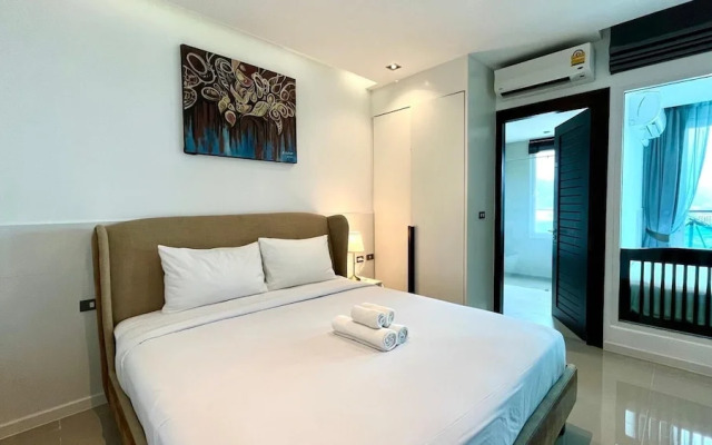 Emerald 702 - Triplex Penthouse With Stunning View