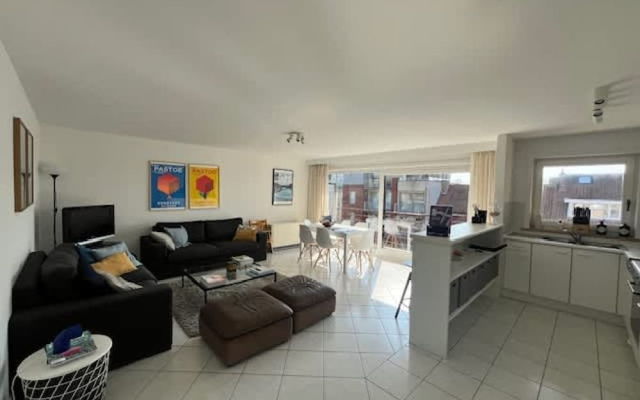 Huswell - Bright Beach Retreat With Balcony