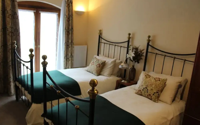 Holly Lodge