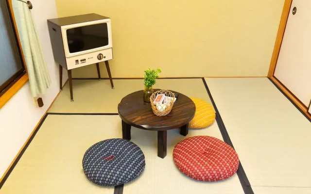 Kagurazaka Retro Bar & Hotel