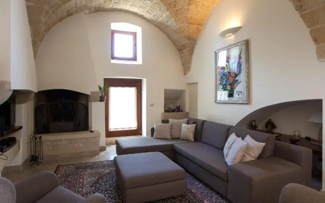 Extraordinary Estate with pool m800
