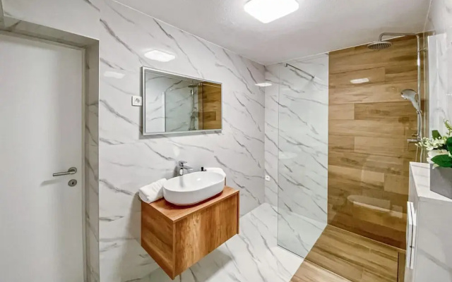 Amazing Home in Pucisca with Hot Tub, WiFi & 3 Bedrooms