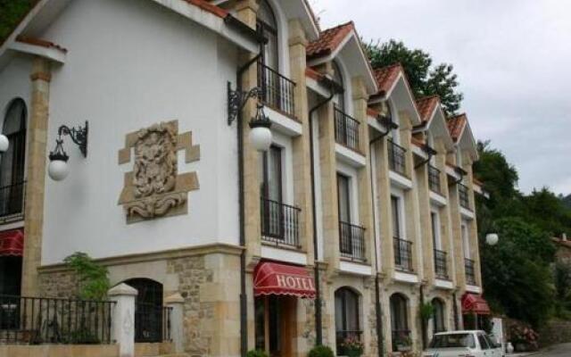 Hotel De Borleña вид на фасад